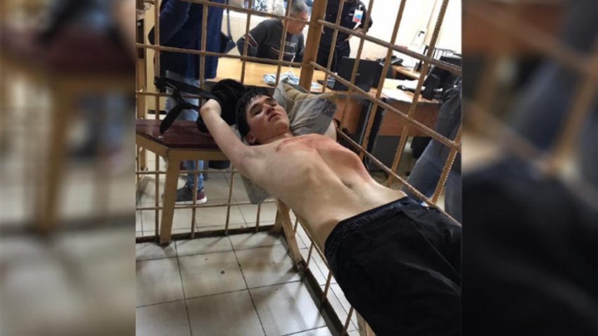 Появилось видео допроса парня, устроившего стрельбу в школе Казани