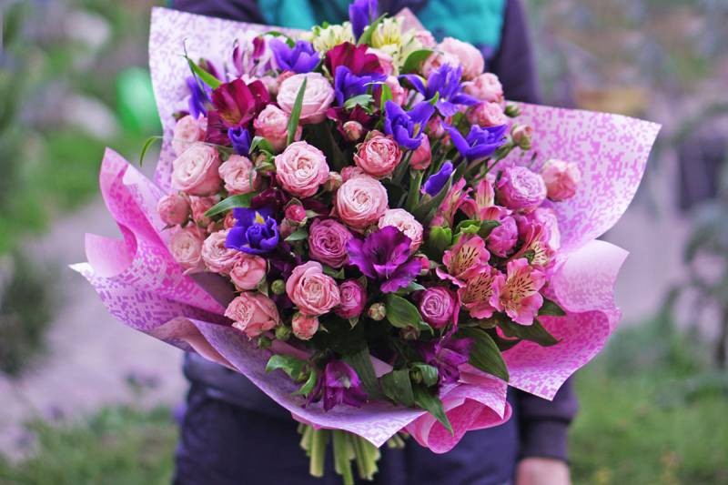 Какие цветы подарить на День матери в 2021 году, чтобы удивить родного человека