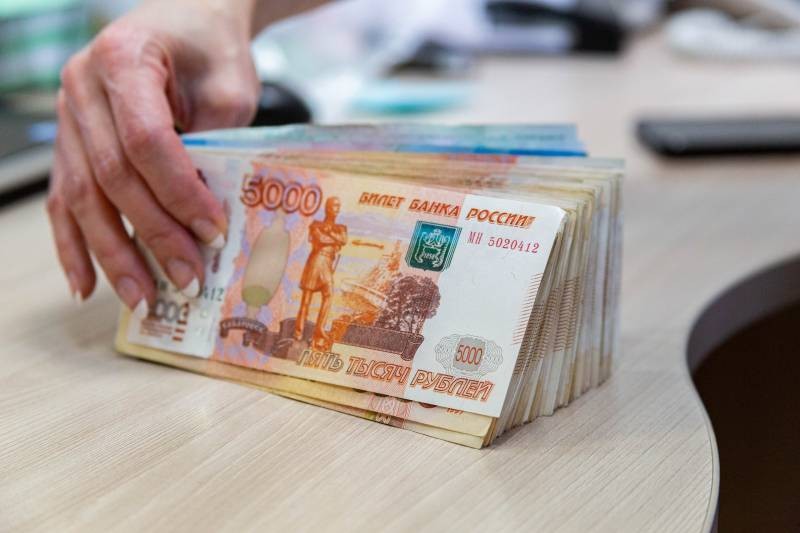 Почему в 2022 году власти отказались от выплаты детям 10 000 рублей
