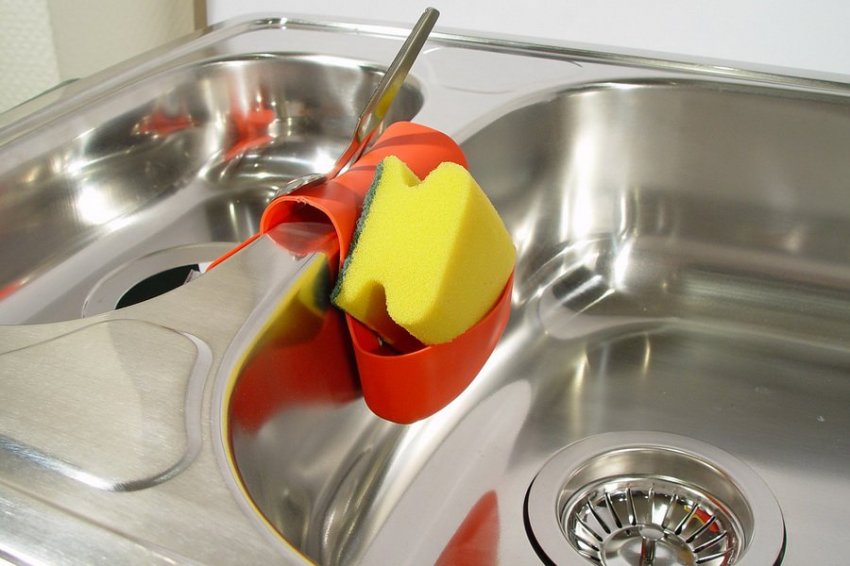 Эксперт назвал главную опасность привычки сливать кипяток в раковину