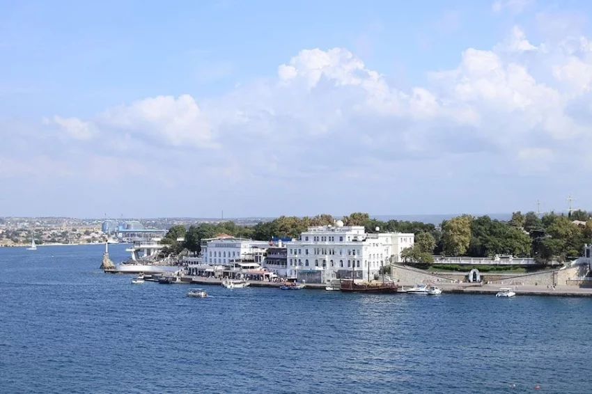МО: в Черном море уничтожили следовавший к Крыму безэкипажный катер