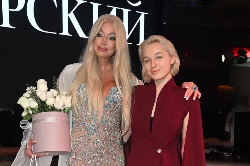 Затмит невесту: Волочкова сшила для свадьбы дочери королевское платье