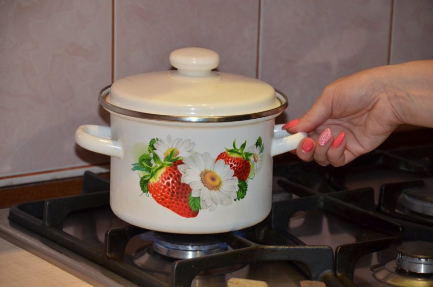Проверенные лайфхаки, как убрать нагар со старой кастрюли, и при этом не тереть