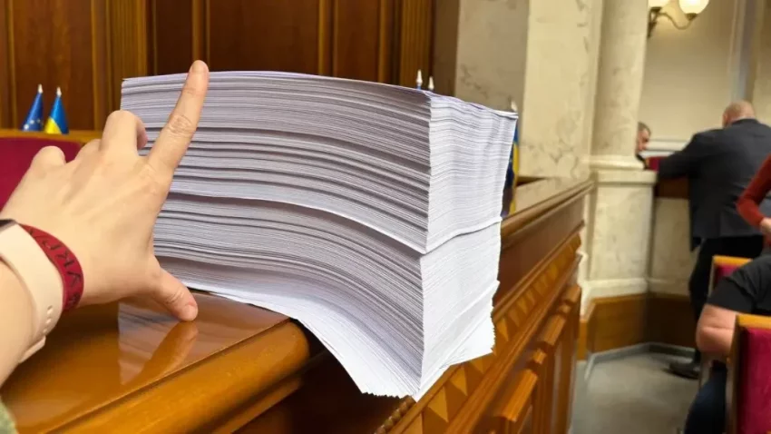 Мир отменяется: Зеленский направил в раду законопроекты о продлении после 9 мая военного положения и мобилизации