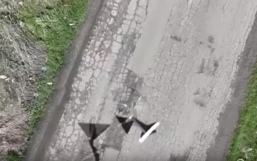 Позаимствовали у ВСУ: российские дроны начали разбрасывать шипы-ловушки для украинской колёсной техники