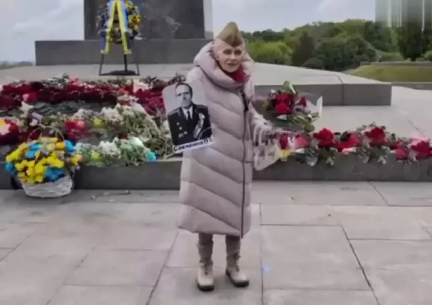 В Киеве полицейские задержали пенсионерку, которая 9 мая пришла возложить цветы в советской пилотке