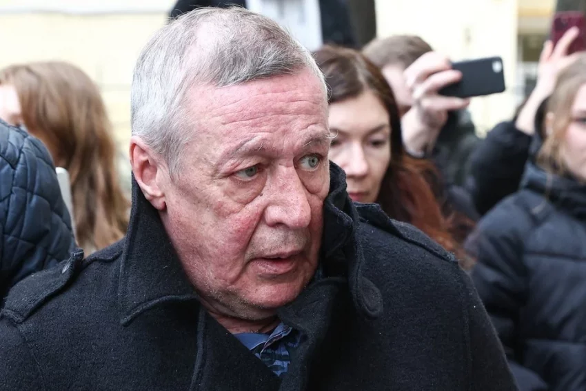 Первый месяц Михаила Ефремова на воле: Проходит медпроцедуры, смотрит кино, читает сценарии