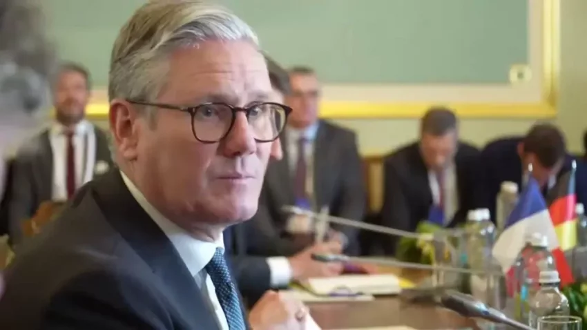 Британцы расследуют причастность РФ к устроенным украинцами поджогам имущества Стармера