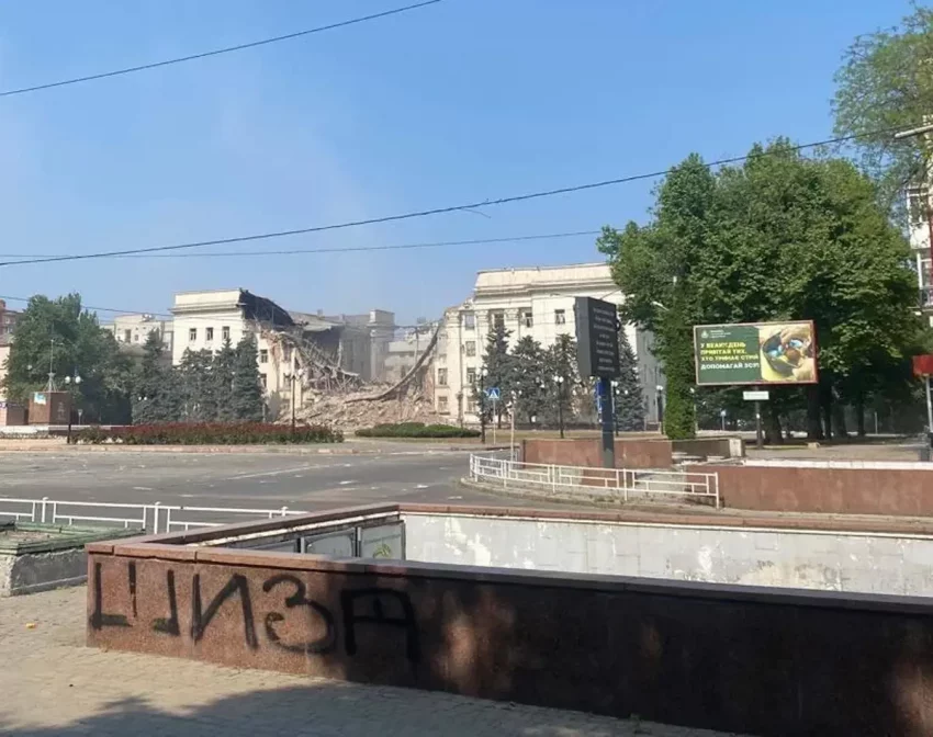 Сначала обрушился тризуб, а за ним и большая часть здания: появились новые кадры с результатом удара по оккупационной Херсонской администрации Украины