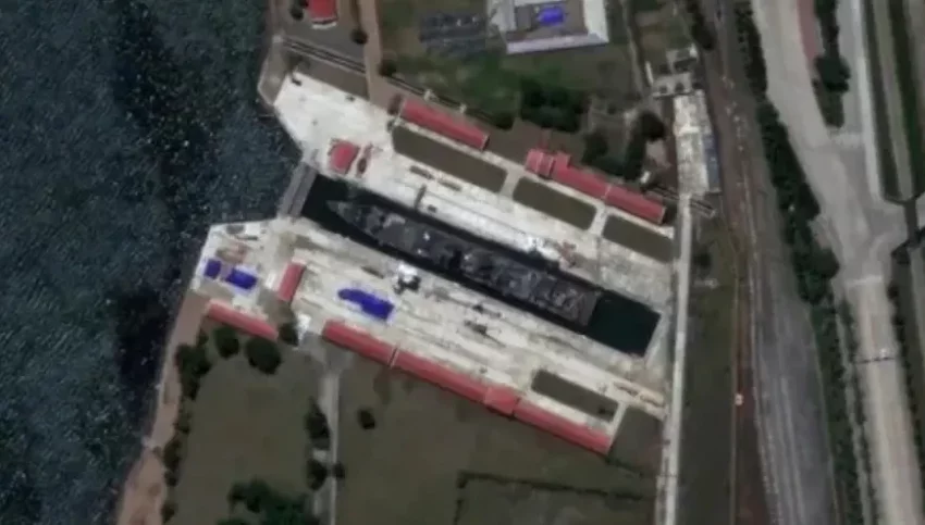 Впечатляющая оперативность: перевернувшийся при спуске на воду северокорейский эсминец уже находится в ремонтном доке