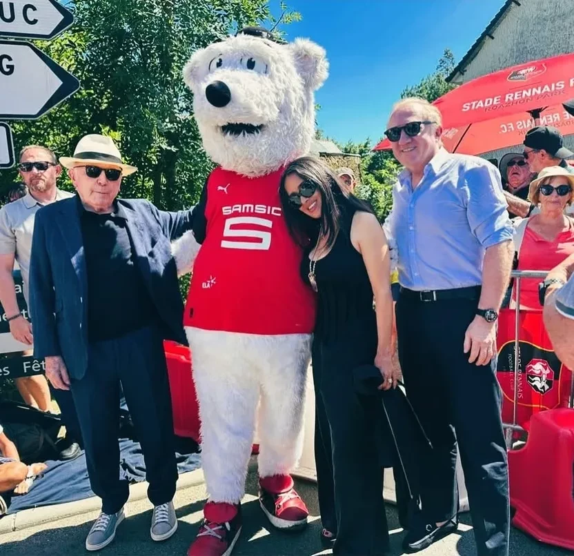 Сальма Хайек с мужем-миллиардером и его детьми посетила велогонки во Франции