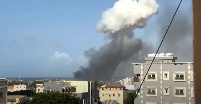 «Произошла детонация боеприпасов»: показано видео с места крушения вертолёта Ми-24 в Могадишо