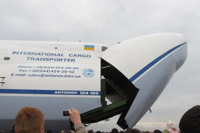 Несмотря на запрет полётов, в небе над Киевом заметили гражданский самолёт