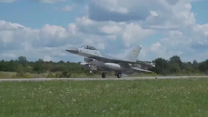 «Передвижной аэродром»: на Украине готовят мобильные комплексы для обслуживания F-16 вне авиабаз, на обычных дорогах