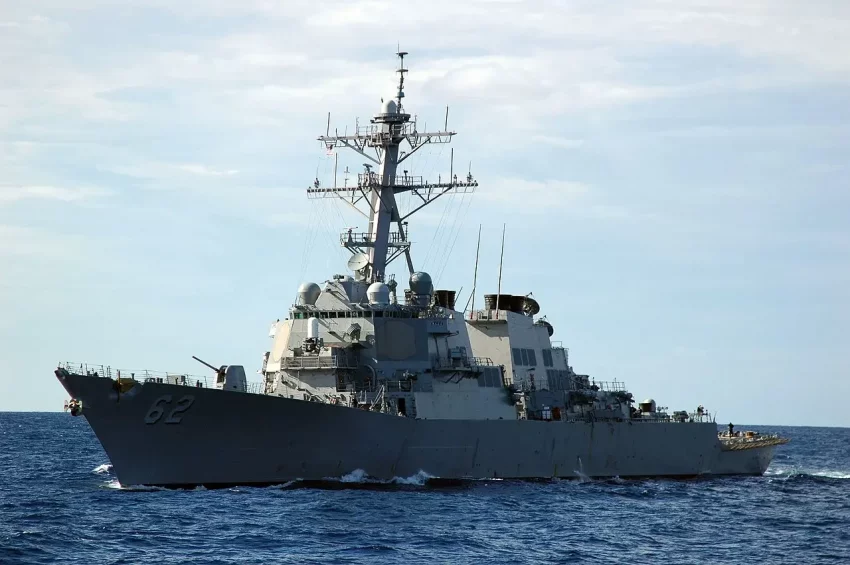 Вертолёт ВМС Ирана отогнал американский эсминец от территориальных вод исламской республики