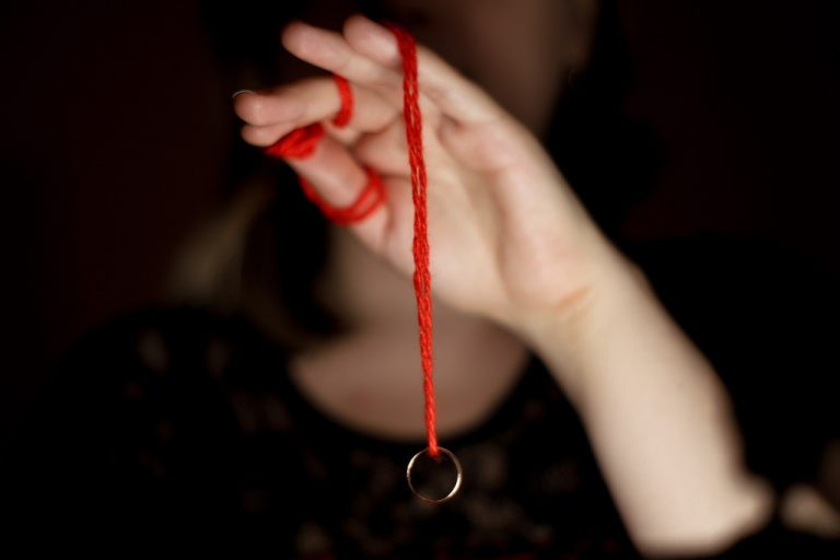 В чем разница между сглазом и порчей: как защититься, профилактика, симптомы и лечение