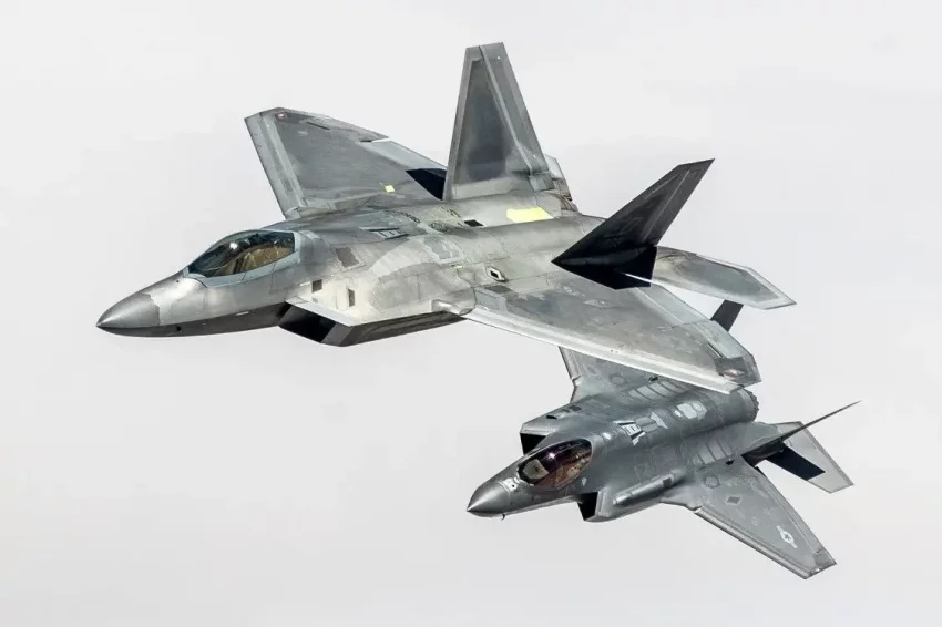 Опубликованы кадры сопровождения истребителями F-22 ВВС США борта президента РФ, вернувшегося на Чукотку