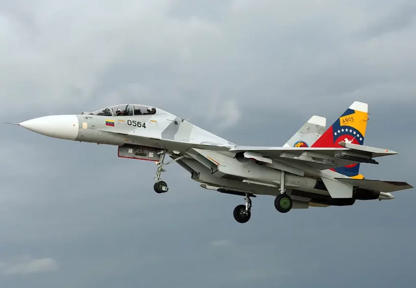 Су-30 ВВС Венесуэлы показали ракеты, пролетев над американскими кораблями