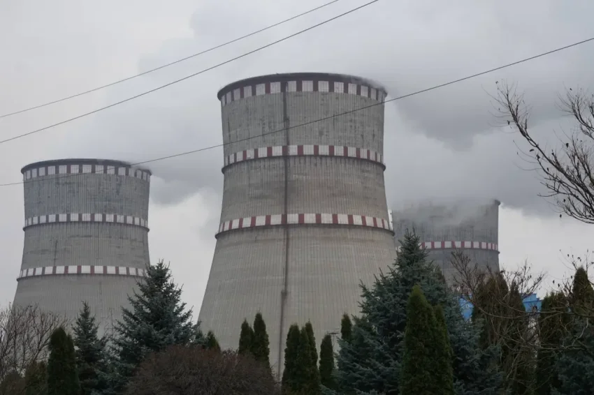 Из-за ударов РФ по инфраструктуре упала выработка энергии на трёх АЭС Украины