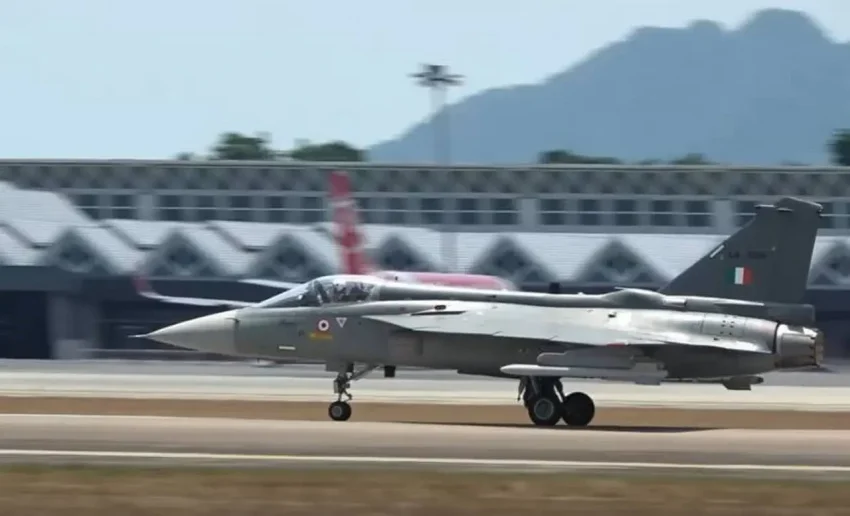 Индийский истребитель HAL LCA Tejas разбился в ходе авиашоу Dubai Airshow-2025