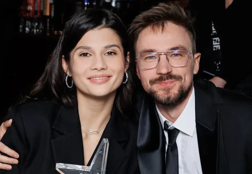 Александр Петров вышел в свет с женой