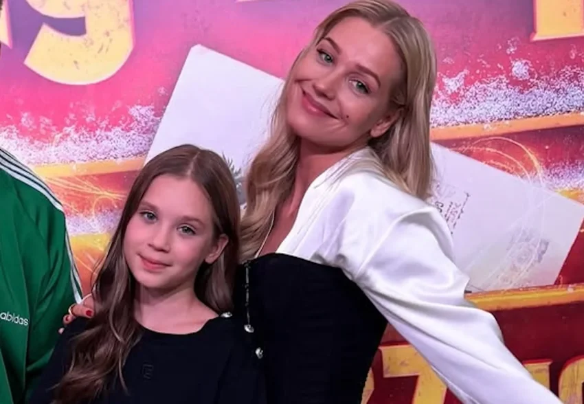 "Редкий фильм, который я могу показать дочери". Кристина Асмус с дочерью посетила премьеру фильма "Письмо Деду Морозу"
