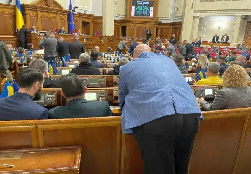Фракции Зеленского в Раде впервые не хватает голосов для принятия бюджета