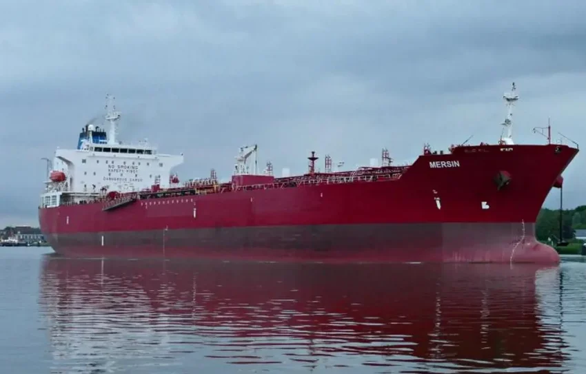 У берегов Африки тонет следовавший из России в Сенегал нефтяной танкер