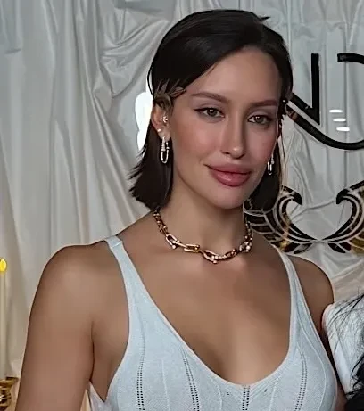 Девушка Тимати Валентина Иванова вышла в свет в облегающем платье