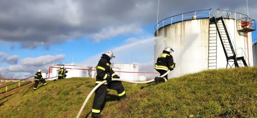 Атака Орловской области: на нефтебазе в Ливнах вспыхнул пожар