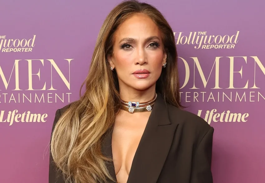 Гвинет Пэлтроу с мужем, Дакота Джонсон, Дженнифер Лопес (с декольте) и дочь Мэрил Стрип на гала-вечере The Hollywood Reporter