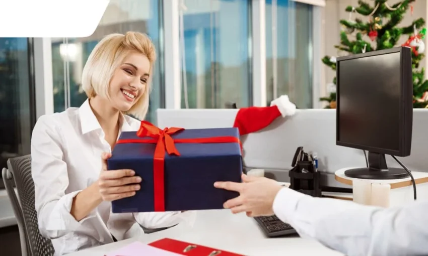 Смысл важнее цены: идеи подарков на Новый год для коллег до 1000 и 3000 рублей