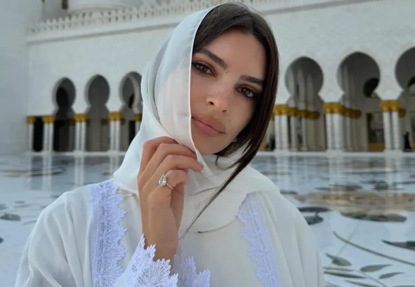 "Это религия, которая лишает женщин всех прав, а она её продвигает". Эмили Ратаковски раскритиковали за посещение мечети в Абу-Даби