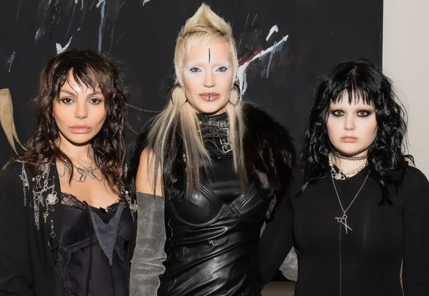 Глюкоза с младшей дочерью, Ксения Собчак и Александр Цекало с женой Дариной Эрвин на открытии выставки Генри Александра Леви