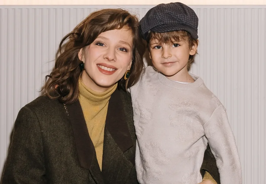 Елизавета Арзамасова с сыном Львом, Тимур Родригез и Катя Кабак с дочерью, Янина Студилина и Владимир Маркони на премьере спектакля "Аленький цветочек"