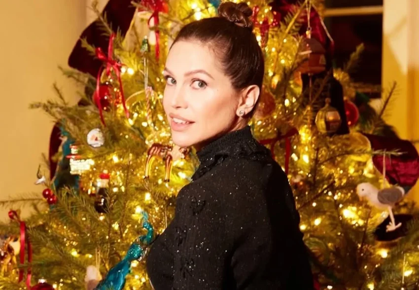 Конфеты "Мишка на Севере" и нарядная ёлка: Даша Жукова отдыхает с семьёй в Швейцарии