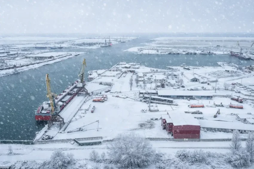 Атака украинских БПЛА привела к пожару в порту Темрюка