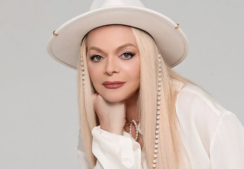 Лариса Долина просит разрешить ей пожить в проданной квартире ещё несколько месяцев и хочет взыскать с Полины Лурье плату за ЖКУ