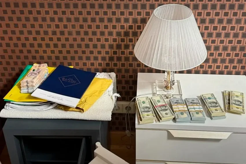 НАБУ начало обыски у окружения Зеленского, пока тот летит в США