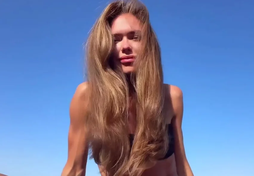 Стеша Маликова снялась в бикини на фоне критики "мужеподобной" фигуры и подозрений в анорексии