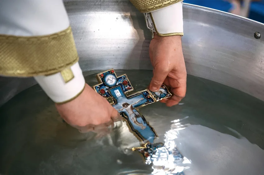 Правила хранения и использования святой воды с Крещения