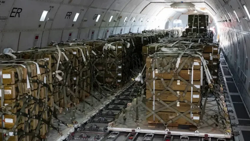 Генсек НАТО: Без военных поставок из США Украина не сможет продолжать борьбу