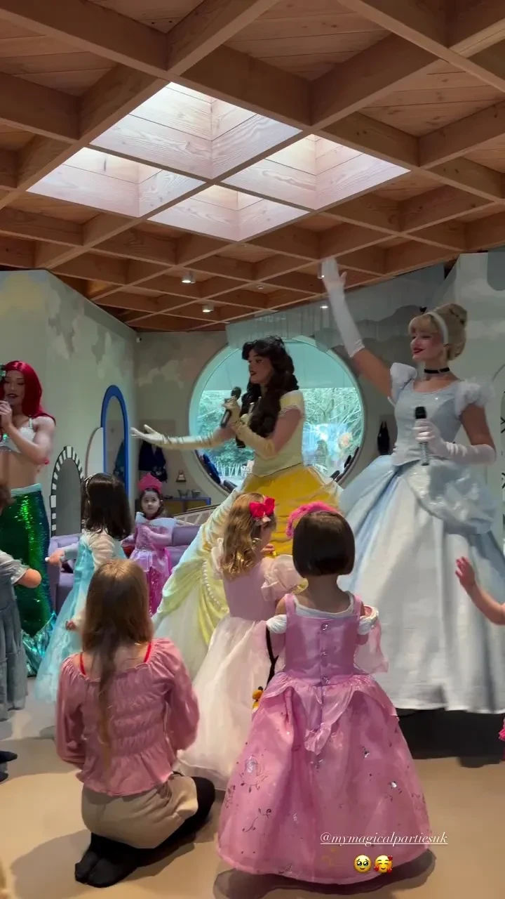 Рози Хантингтон-Уайтли показала кадры с дня рождения дочери на фоне слухов о конфликте со свекровью