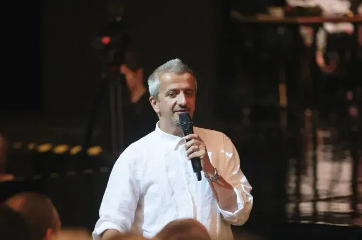 "Не захотели режиссёра-реформатора? Получите администратора-аудитора". В сети обсуждают отставку Константина Богомолова с поста и. о. ректора Школы-студии МХАТ