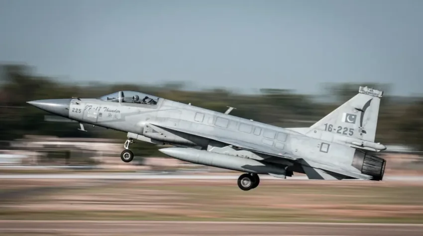 «Надвигается гром»: JF-17 уверенно обходит западные истребители по цене