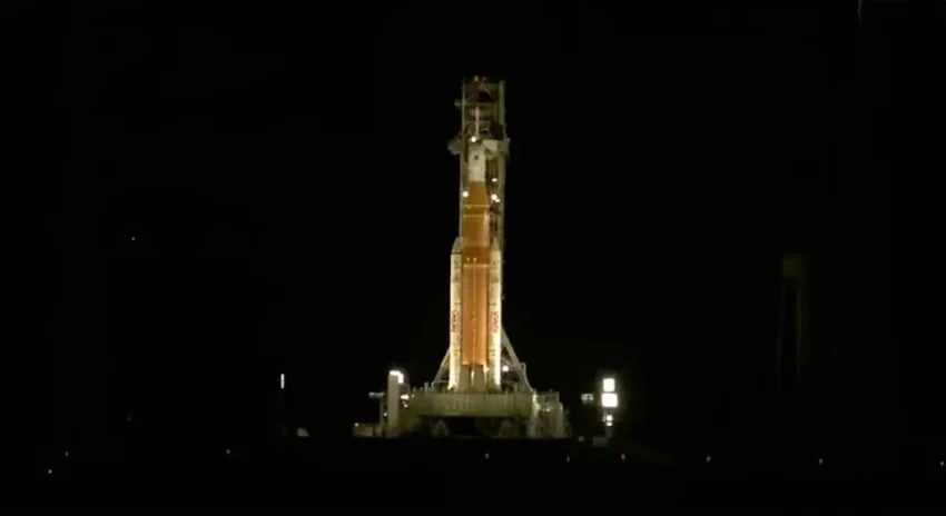 Во время заправки лунной ракеты SLS Artemis II в США произошла утечка водорода