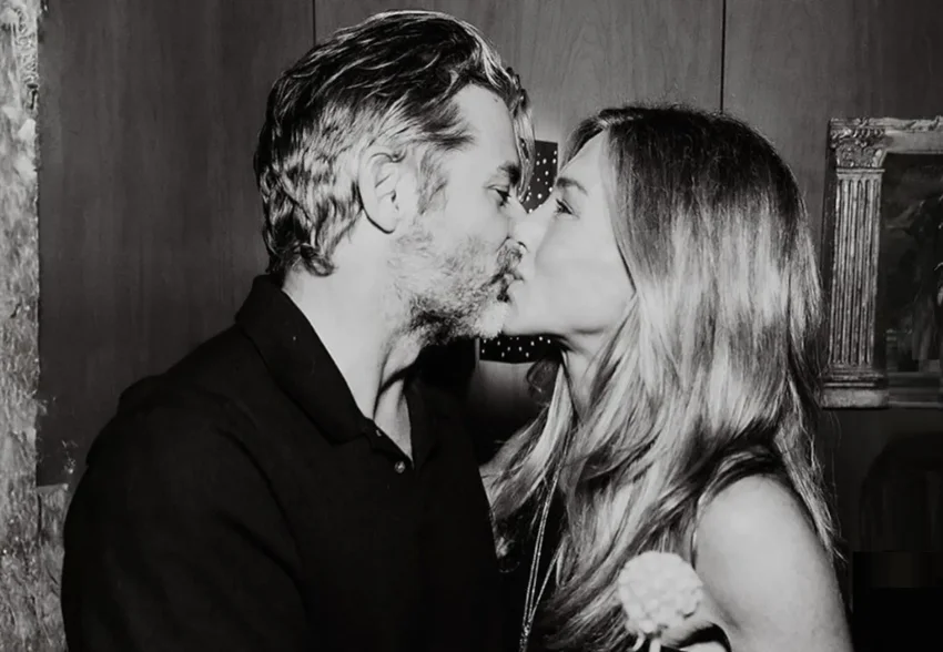 Бойфренд Дженнифер Энистон показал фото их поцелуя в честь её 57-летия