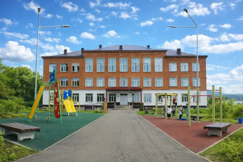 В Пермском крае семиклассник в школе напал с ножом на сверстника