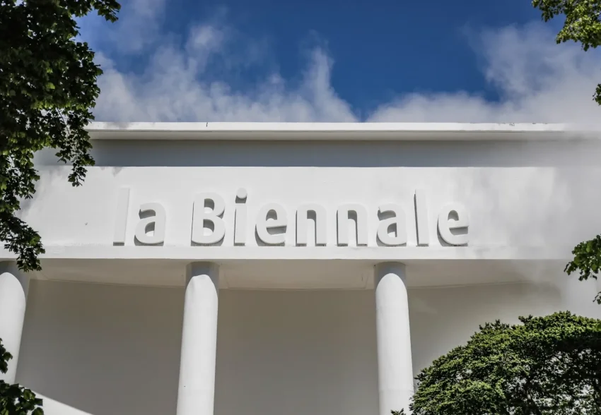 Россия впервые с 2020 года примет участие в Венецианской биеннале: страну представит ансамбль "Толока", из-за которого "отменяли" Сергея Лазарева