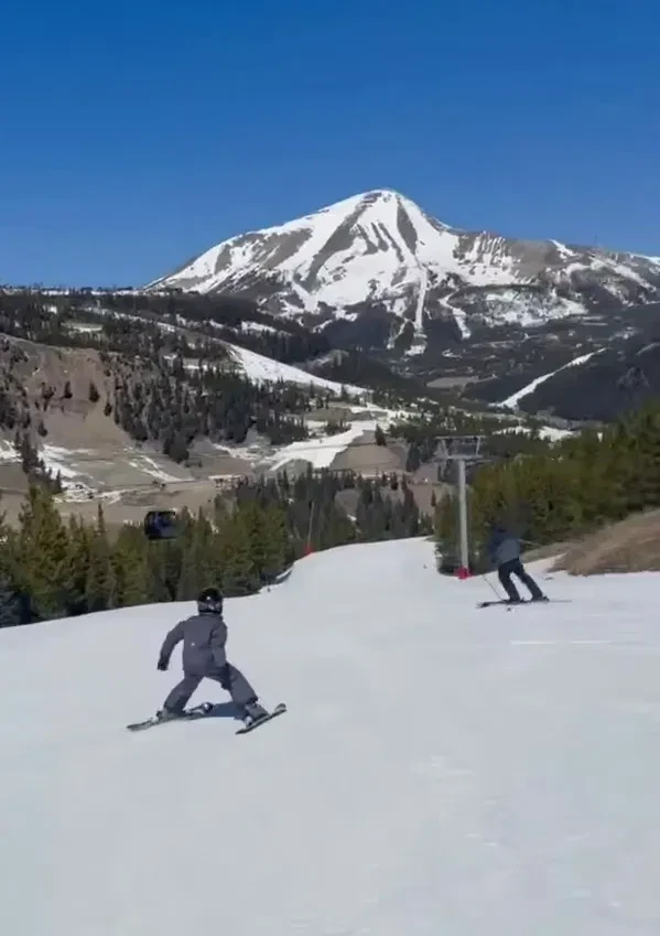 "Мои мальчики". Меган Маркл показала, как принц Гарри с их сыном Арчи катаются на лыжах